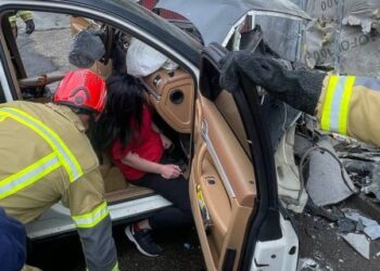У Києві Porsche протаранив будівлю: постраждалу дівчину деблокували рятувальники