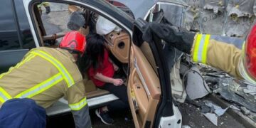 У Києві Porsche протаранив будівлю: постраждалу дівчину деблокували рятувальники