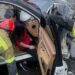 У Києві Porsche протаранив будівлю: постраждалу дівчину деблокували рятувальники