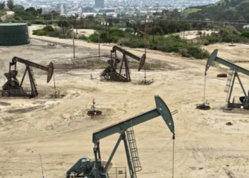 Нефть немного подешевела на фоне оживления поставок через Ормузский пролив