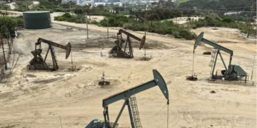 Нефть немного подешевела на фоне оживления поставок через Ормузский пролив