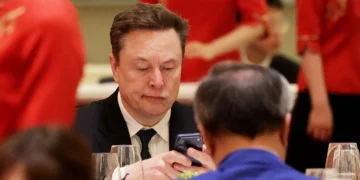 Илон Маск снова не триллионер: акции Tesla и SpaceX заметно подешевели