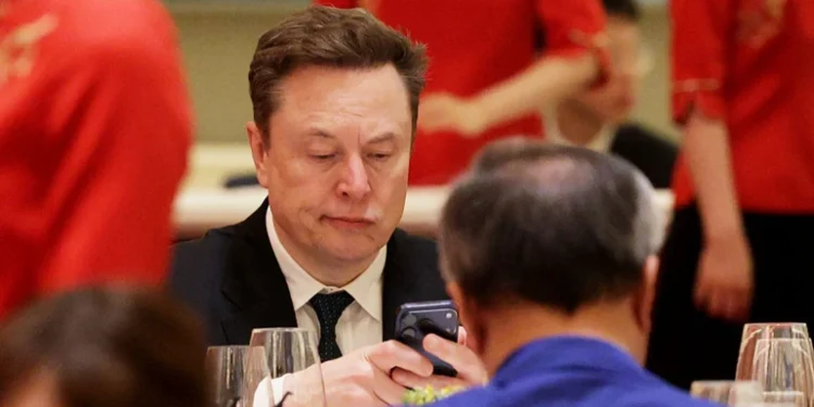 Илон Маск снова не триллионер: акции Tesla и SpaceX заметно подешевели