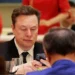 Илон Маск снова не триллионер: акции Tesla и SpaceX заметно подешевели