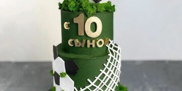 Сборная Украины устроила праздник вингеру с тортом