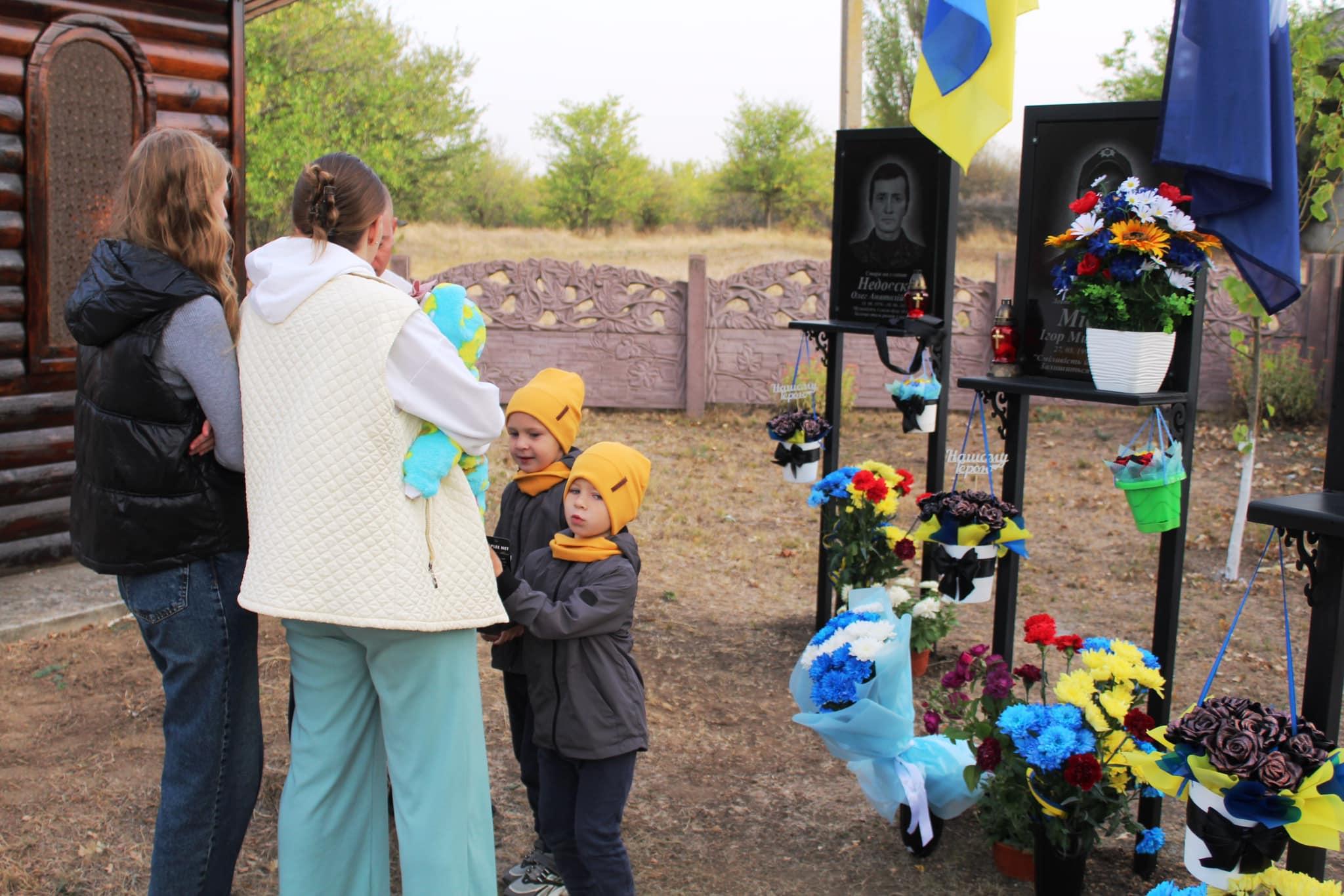 пам’ятні знаки на честь загиблих військових встановили у селі Долинської громади