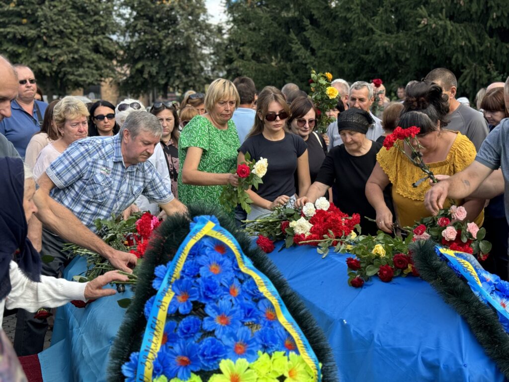 Рідні прорщаються із загиблими воїнами. Фото: Хорольська громада